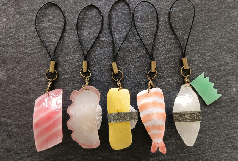 プラ版でお寿司ストラップづくり Deco